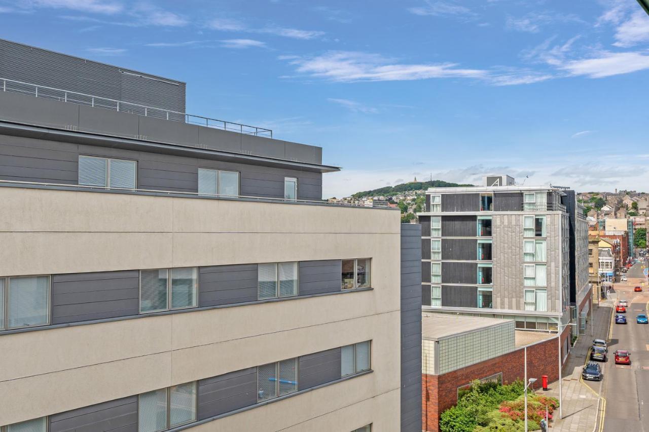 The Penthouse, Spacious, Stunning Views, Foosball Table, 3 Large Rooms, Location, River Front, 1 Min From Tay Bridge, V&a, Train Station, Centre, Lift Access, Free Parking & Wifi, Invoice And Reduced Price Only Via Sunrise Short Lets Dun * Данди