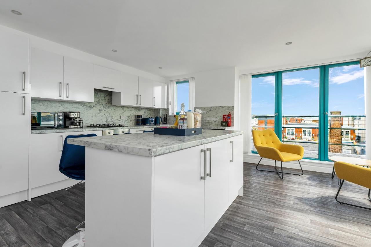The Penthouse, Spacious, Stunning Views, Foosball Table, 3 Large Rooms, Location, River Front, 1 Min From Tay Bridge, V&a, Train Station, Centre, Lift Access, Free Parking & Wifi, Invoice And Reduced Price Only Via Sunrise Short Lets Dun Апартаменты Данди