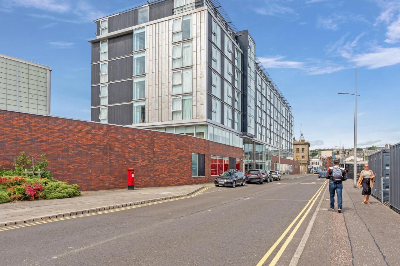 The Penthouse, Spacious, Stunning Views, Foosball Table, 3 Large Rooms, Location, River Front, 1 Min From Tay Bridge, V&a, Train Station, Centre, Lift Access, Free Parking & Wifi, Invoice And Reduced Price Only Via Sunrise Short Lets Dun * Данди