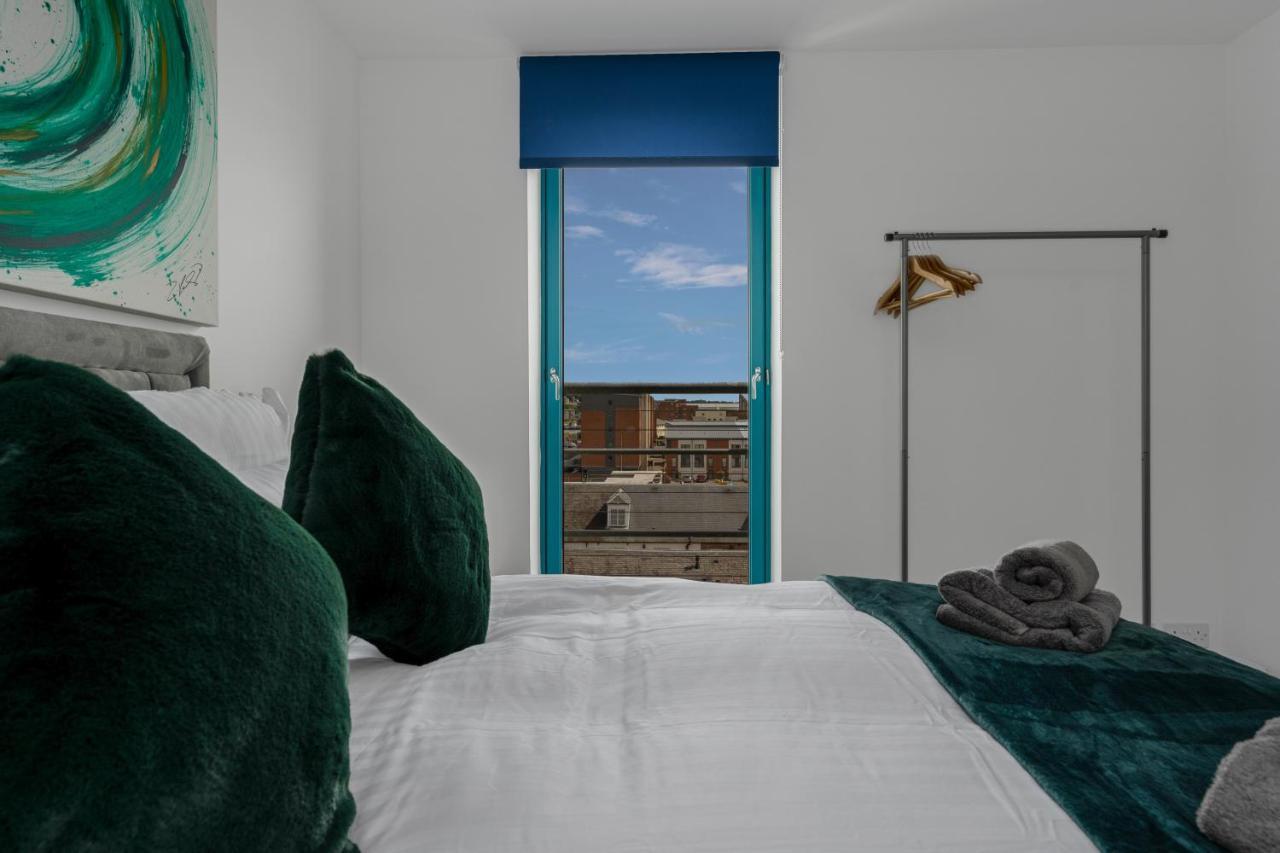 The Penthouse, Spacious, Stunning Views, Foosball Table, 3 Large Rooms, Location, River Front, 1 Min From Tay Bridge, V&a, Train Station, Centre, Lift Access, Free Parking & Wifi, Invoice And Reduced Price Only Via Sunrise Short Lets Dun *