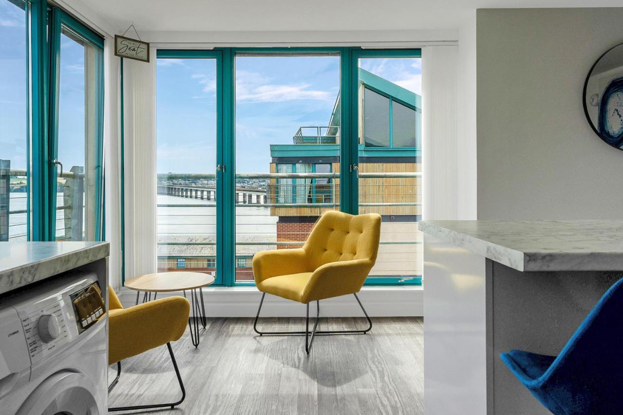 Апартаменты The Penthouse, Spacious, Stunning Views, Foosball Table, 3 Large Rooms, Location, River Front, 1 Min From Tay Bridge, V&a, Train Station, Centre, Lift Access, Free Parking & Wifi, Invoice And Reduced Price Only Via Sunrise Short Lets Dun